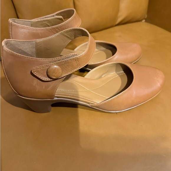 Easy Spirit Women's Brown Mary Jane Heels - Picture 6 of 6